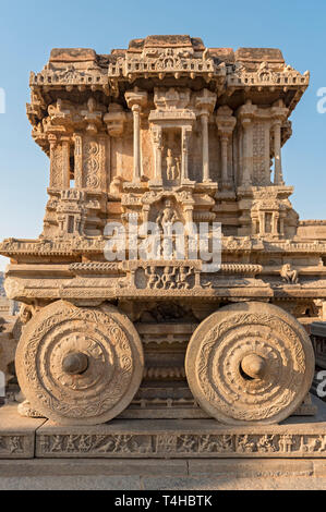 Stein wagen - Garuda Heiligtum - bei Vijaya Vitthala Temple, Hampi, Indien Stockfoto