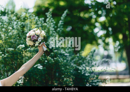 Wedding Bouquet und Hochzeit Dekoration, Blumen und Hochzeit Blumenschmuck an der Partei Stockfoto