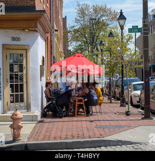 Fells Point, Baltimore, MD, USA - 13. April 2019. Gäste genießen das Frühstück im Freien in Fells Point, Baltimore an einem Frühlingsmorgen. Stockfoto