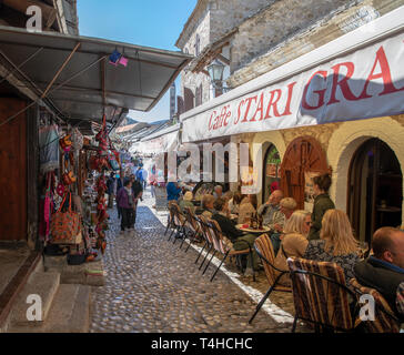 Mostar, Bosnien und Herzegowina - April 2019: Mostar Altstadt, Touristen in den Markt mit Restaurants und Geschäften. Stockfoto