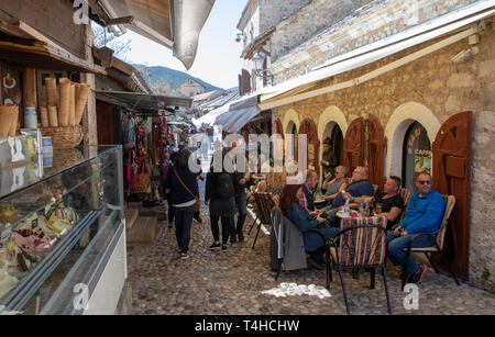 Mostar, Bosnien und Herzegowina - April 2019: Mostar Altstadt, Touristen in den Markt mit Restaurants und Geschäften. Stockfoto