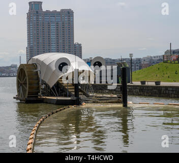 Baltimore, MD, USA --April 13, 2019 -- Den inneren Hafen Wasser Rad Schaufeln Schmutz im Hafen für die Entsorgung. Stockfoto