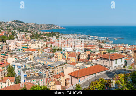 Blick über Sanremo ein beliebtes Touristenziel an der ligurischen Küste, Nordwestitalien Stockfoto