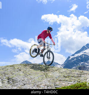 Experte radfahren Tricks im hochalpinen Region in der Nähe Bernina Pass Stockfoto