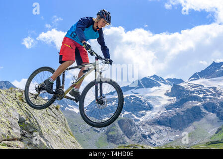 Experte radfahren Tricks im hochalpinen Region in der Nähe Bernina Pass Stockfoto