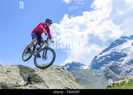 Experte radfahren Tricks im hochalpinen Region in der Nähe Bernina Pass Stockfoto