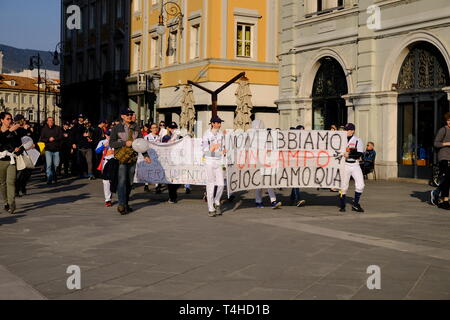 Lokale kids Team protestieren auf dem zentralen Platz, dass Sie nicht ein Spielfeld für die lokale Baseball Team haben, in Triest, Italien Stockfoto