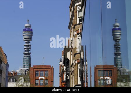 BT Tower reflektiert in einem Fenster, London Stockfoto