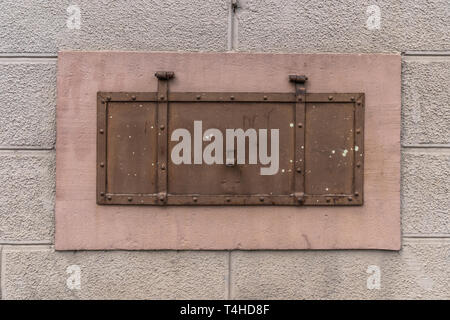 Alte deutsche Keller Fenster mit Luke in einer kleinen Stadt zu öffnen. Stockfoto