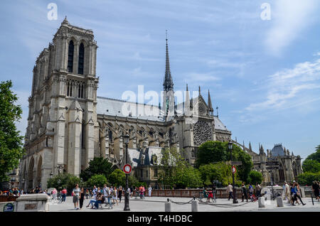 Notre-Dame de Paris, mittelalterliche katholische Kathedrale an der Île de la Cité im 4. Arrondissement von Paris Frankreich. Südseite Rosenfenster, Turm, Leute Stockfoto