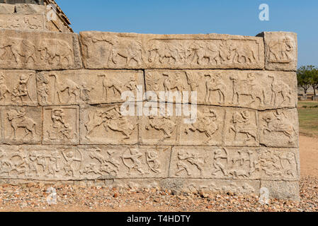 Mahanavami Dibba Wandrelief, Royal Enclosure, Hampi, Indien Stockfoto