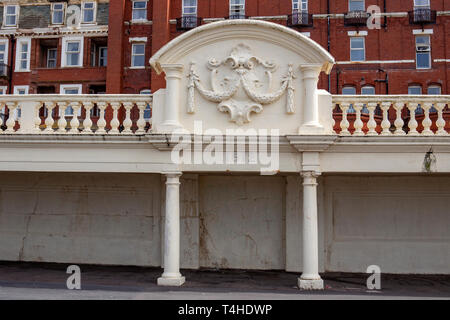 Seaside Schutz unter Metropole Hotel Parkplatz mit entfernt Sitze vom 1912 in Blackpool, Lancashire, Großbritannien Stockfoto