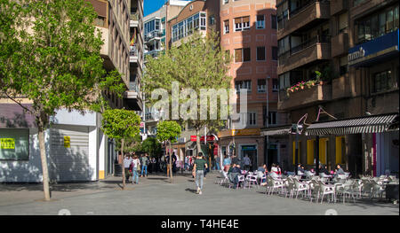 Murcia, Spanien - 15 April, 2019: Menschen zu Fuß und bei Commerces im historischen Zentrum der Stadt Murcia in Santo Domingo Platz sitzt. Stockfoto