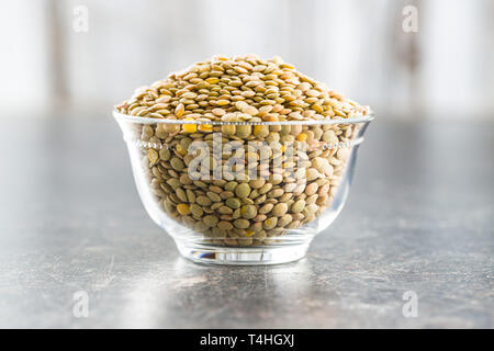 Rohe getrocknete Linsen aus Glas Schüssel. Stockfoto