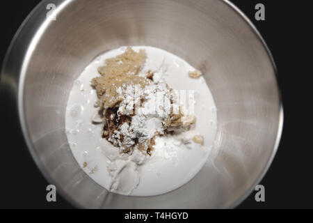 Schüssel mit organischen Kuchen Teig Stockfoto