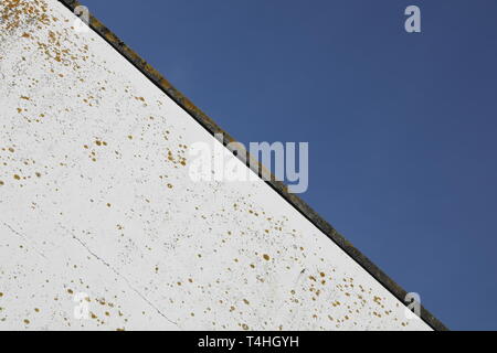 Zusammenfassung Hintergrund blauer Himmel, weißes Gebäude in St. Ives Stockfoto