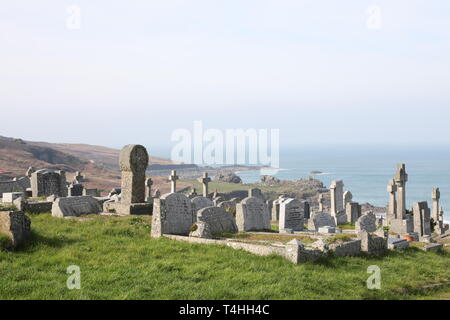 Barnoon Friedhof St. Ives in Cornwall im Vereinigten Königreich mit Blick auf das Meer Stockfoto