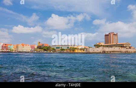 Blick vom Meer auf Willemstad - Curacao Stockfoto