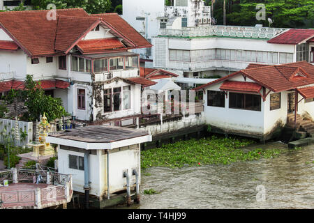 Haus auf dem Chao Phraya in Bangkok. Stockfoto