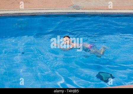 Eine Frau schwimmt allein in einem Pool Stockfoto