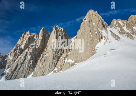 Morgen von Iceberg Lake Camp unter die Route der Bergsteiger auf den Gipfel des Mount Whitney. Unter dem Gipfel im Winter zum Skifahren in den Östlichen lagerten Stockfoto