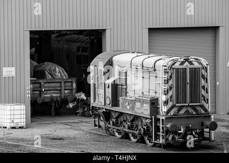 Schwarz & Weiß geschossen: D 3022, British Rail Class 08 diesel-elektrischen Rangierdienst loco (Baujahr: 1953, BR zurückgezogen: 1980) außerhalb der SVR diesel Schuppen, Kidderminster. Stockfoto