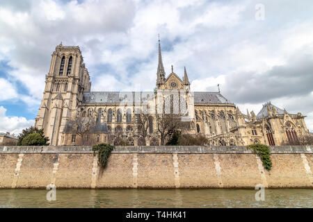 Die Kathedrale Notre Dame de Paris, die schöne Kathedrale in Paris. Blick von der Seine entfernt. Frankreich Stockfoto