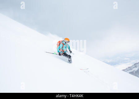 Frau sking Tief backcountry Pulver im Hinterland von Hokkaido, Japan. Stockfoto