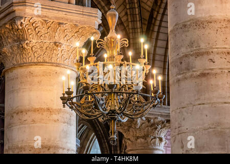 Paris, Frankreich, 13. März 2018: Detail der Kronleuchter in Notre Dame, Paris, Frankreich. Stockfoto