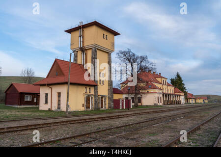 Historischer Bahnhof an der polnisch-slowakischen Grenze in der Nähe des Łupków-Passes im Bieszczady-Gebirge. Ostkarpaten, Polen. Stockfoto