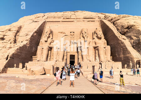 Assuan, Ägypten - September 13, 2018: Touristen, Abu Simbel, dem Großen Tempel von Ramses II, Ägypten Stockfoto