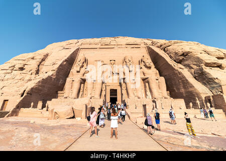 Assuan, Ägypten - September 13, 2018: Touristen, Abu Simbel, dem Großen Tempel von Ramses II, Ägypten Stockfoto