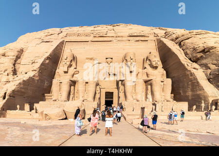 Touristen, die in Abu Simbel, dem Großen Tempel von Ramses II, Ägypten Stockfoto