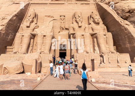 Touristen, die in Abu Simbel, dem Großen Tempel von Ramses II, Ägypten Stockfoto