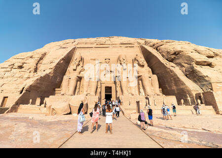 Touristen, die in Abu Simbel, dem Großen Tempel von Ramses II, Ägypten Stockfoto