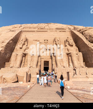 Touristen, die in Abu Simbel, dem Großen Tempel von Ramses II, Ägypten Stockfoto