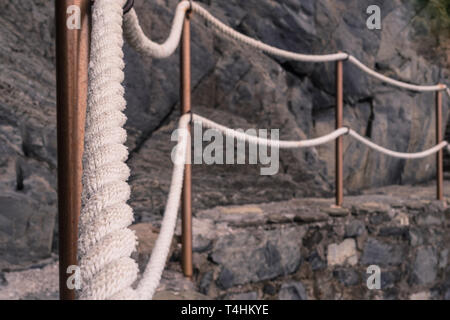Treppe mit Handlauf Seil in renovierte Hütte, Kingston upon Thames