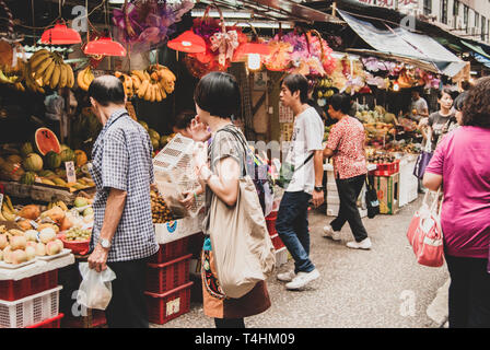 Hongkong - Juli 2017: Einheimische, die den Kauf von Obst und Gemüse auf der Straße. Vintage Gefühl. Die chinesischen Straßen. Asiatische Anbieter Stockfoto