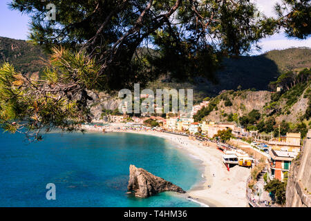 Italien, Monterosso - 12. April 2019: Ein schönes Blick auf Monterosso Dorf und seine White Bay, Cinque Terre, Ligurien Stockfoto