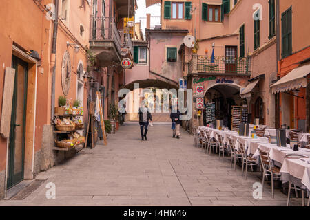 Italien, Monterosso - 12. April 2019: einige Leute sind auf der Straße in Monterosse, Cinque Terre, Ligurien Stockfoto