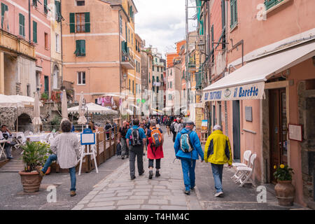 Vernazza Hauptstraße voller Menschen, Cinque Terre, Ligurien Stockfoto