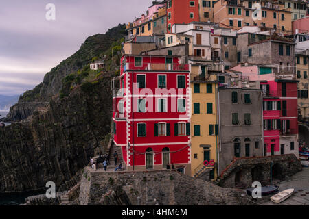 Bunte Häuser aus dem ehrfürchtigen Dorf Riomaggiore, Cinque Terre, Ligurien Stockfoto