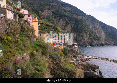 Seitenansicht der ehrfürchtigen Dorf Riomaggiore, Cinque Terre, Ligurien Stockfoto