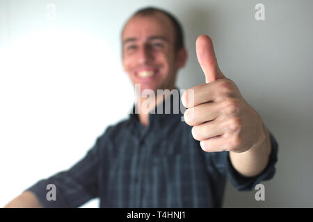 Einen lächelnden Mann vor der Kamera, zum Ausdruck bringen. Stockfoto