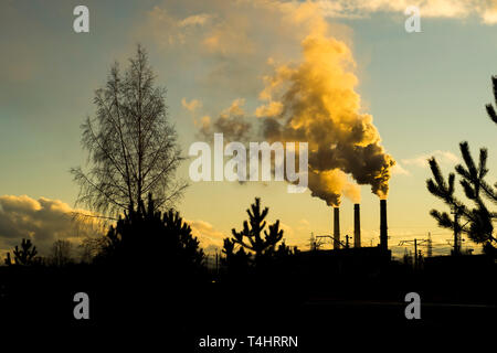 Rauch aus Fabrikschloten, Umwelt Stockfoto