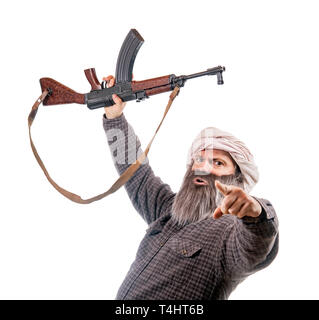 Der bärtige Mann bewaffnet mit kalaschnikow auf einem weißen Hintergrund. Muslimische Krieger mit automatischen Waffe. Stockfoto