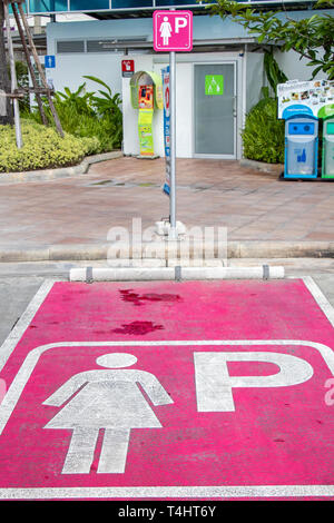 BANGKOK, THAILAND, 23.November 2017, Parkplatz nur für Frauen. Lady parken Schild an der Straße. Ein Verkehr rosa Farbe Zeichen für Autofahrer. Stockfoto
