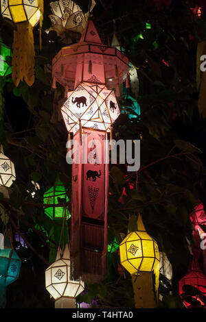 Chiang Mai Thailand, Papier Laternen Beleuchtung der Nachthimmel im Wat Phan Tao Stockfoto