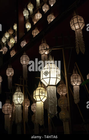 Chiang Mai Thailand, weißes Papier Laternen Beleuchtung der Nachthimmel im Wat Phan Tao Stockfoto