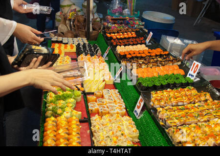 Chiang Mai Thailand, Sushi stand in der Nacht Markt. Übersetzung Englisch Thai Baht Stockfoto